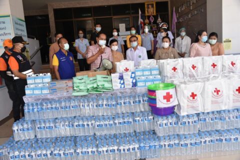 ผวจ.ศรีสะเกษ นำนายกเหล่ากาชาด พร้อมคณะ มอบสิ่งของให้ รพ.อุทุมพรพิสัย เปิด“ศรีสะเกษ...พร้อม” เร่งบริการฉีดวัคซินครอบคลุมและทั่วถึง