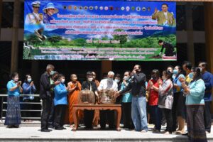 (ชมคลิป)ชมรมคนรักในหลวงจังหวัดศรีสะเกษปลูกต้นไม้เฉลิมพระเกียรติ 69 พรรษา มหาวชิราลงกรณ์และเฉลิมพระเกียรติแด่สมเด็จพระนางเจ้าสิริกิติ์ พระบรมราชินีนาถ พระบรมราชชนนีพันปีหลวง