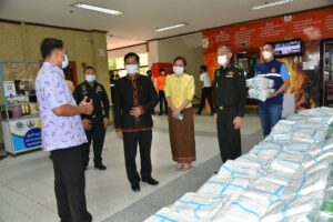 ศรีสะเกษ (ชมคลิป) ผู้ว่าฯศรีสะเกษรับมอบชุด PPEและน้ำดื่มหนุนการปฏิบัติงานการแพร่ระบาดไวรัสโควิด-19