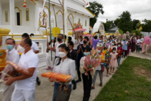 ศรีสะเกษ !! สาธุชนแห่ร่วมบุญทอดกฐินสามัคคีมหากุศล 84,000 พระธรรมขันกอง สืบทอดพระพุทธศาสนา “วัดศรีสมบูรณ์รัตนาราม”