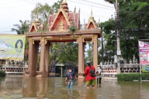 ขอนแก่นปิดถนน 3 เส้นทาง หลังน้ำชีทะลักเข้าท่วมเขตเมือง วัด-โรงเรียน-หมู่บ้าน-พื้นที่ทางการเกษตร ท่วมหมด