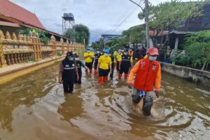 ผู้ว่าฯร้อยเอ็ดพร้อมด้วยนายกเหล่ากาชาดจังหวัดร้อยเอ็ด ลงพื้นที่ตรวจติดตามสถานการณ์น้ำ ให้กำลังใจ ชาวร้อยเอ็ดที่ได้รับผลกระทบจากอุทกภัย และมอบสิ่งของช่วยเหลือแก่เจ้าหน้าที่ผู้ปฏิบัติงาน