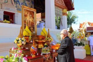 จังหวัดร้อยเอ็ด พระบาทสมเด็จพระเจ้าอยู่หัว ทรงพระกรุณาโปรดเกล้าฯ ให้ นาวาอากาศเอก (พิเศษ) คัมภีร์ คัมภีรญาณนนท์ อัญเชิญผ้ากฐินพระราชทานถวาย ณ วัดกลางมิ่งเมือง พระอารามหลวง