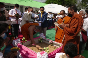 ศรีสะเกษ !! สาธุชนแห่ร่วมพิธีวางศิลาฤกษ์สร้างเจดีย์มหานาคแก้วจุฬามณี“พระธาตุเปิดดวง”วัดศรีสมบูรณ์รัตนาราม